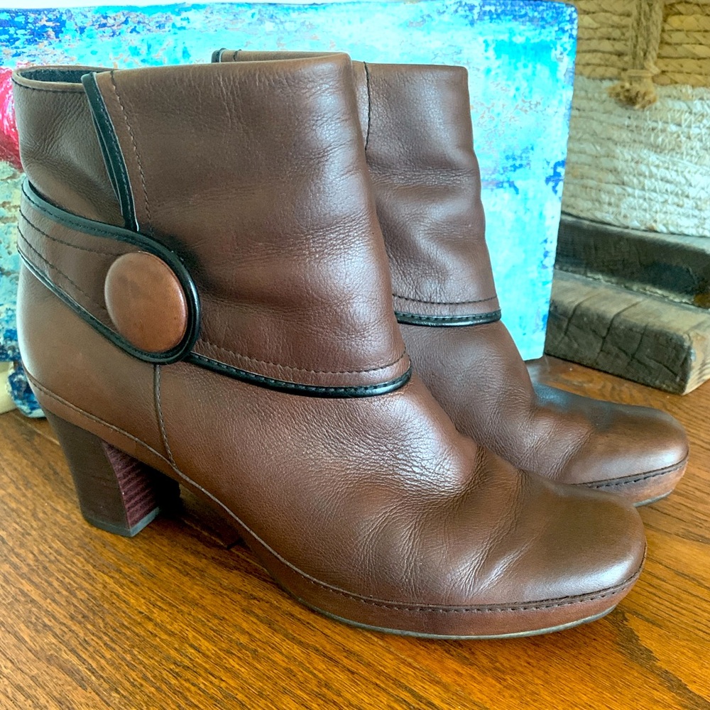 Clarks Sz 8.5 Brown Leather Black Piping Spat Style Side Zip Heel Ankle Boots